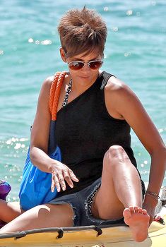 Сексуальная Холли Берри раздвинула ножки в Мауи, 27.08.2014